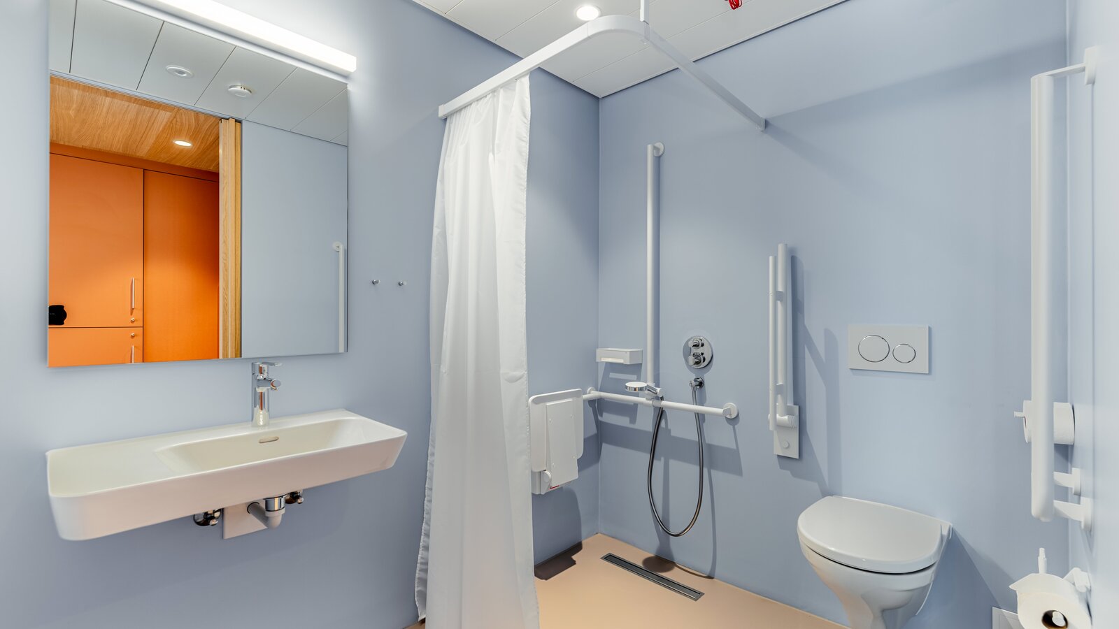 Barrierefreies Bad mit Wand-WC, Stützklappgriff und Duschklappsitz