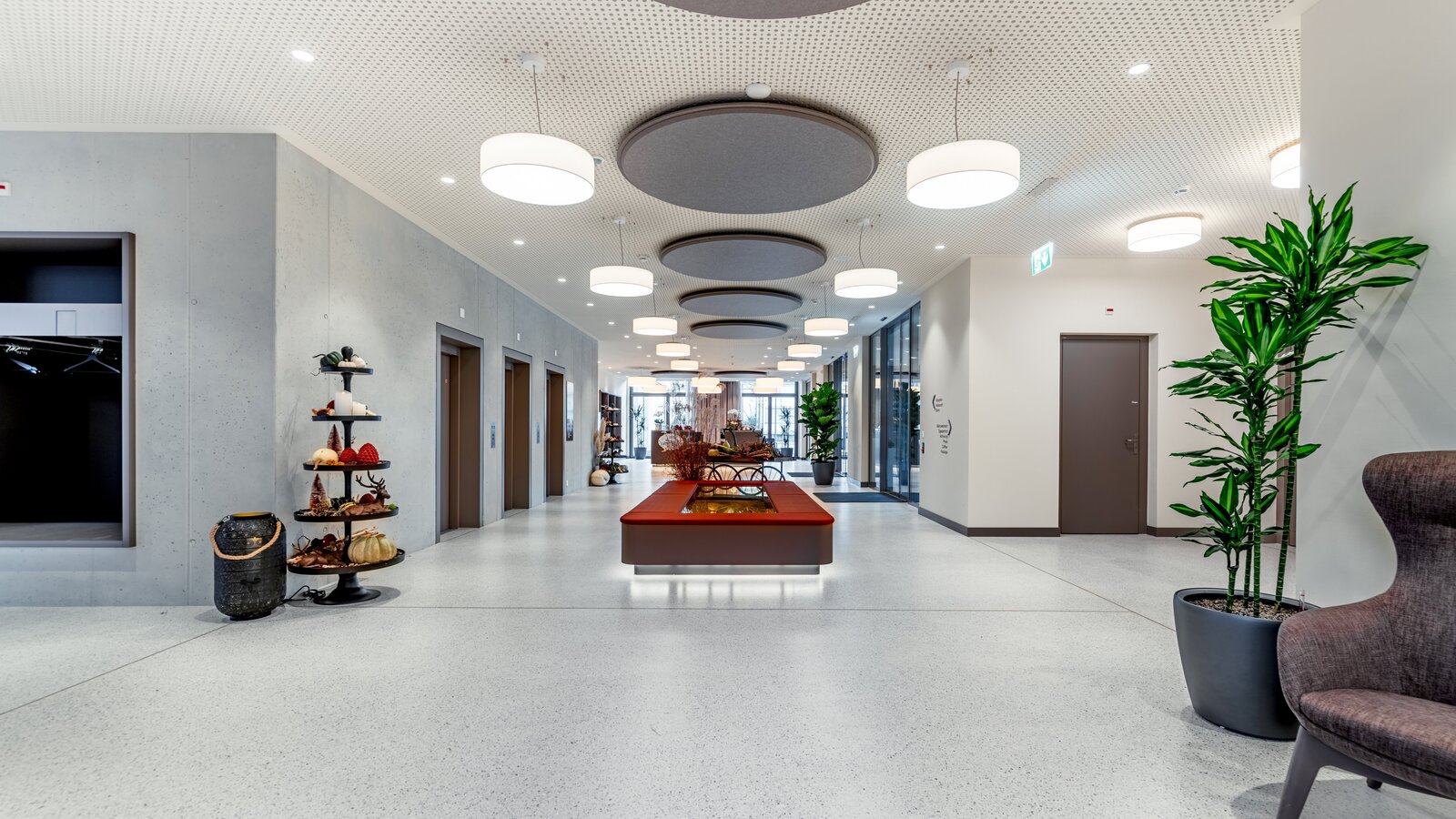Gepolsterte Sitzbank mit integrierter Pflanzfläche im Foyer
